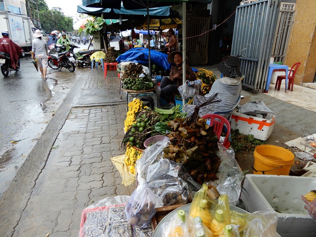 Do trời mưa nên thị trường Tết Đoan Ngọ khá ế ẩm