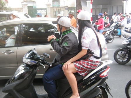 Sĩ tử “biến” trường thi thành… sàn diễn