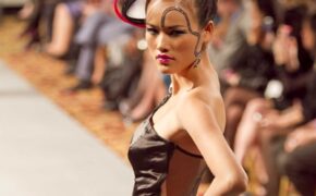 Tuyết Lan trình diễn cho NTK nổi tiếng Ấn Độ