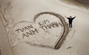 Màn tỏ tình gây xôn xao dưới chân cầu Long Biên ngày rét buốt