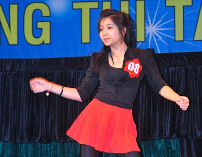 Clip nữ sinh nhảy điệu lambada với chú rối