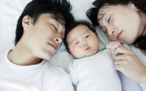 Vì sao không nên cho trẻ sơ sinh ngủ cùng bố mẹ?