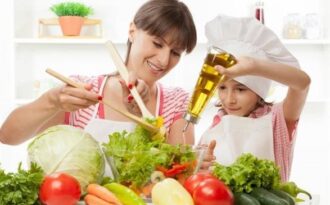 Lợi ích tuyệt vời khi cho trẻ vào bếp cùng mẹ
