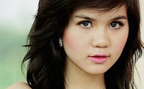 Ngọc Trinh bật khóc khi bị độc giả phản đối dữ dội