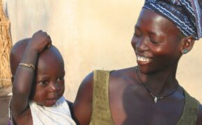 Những cách chăm con “lạ đời” trên thế giới