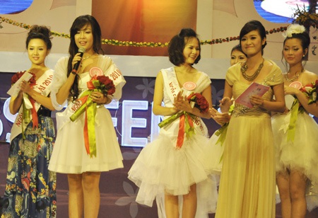 Xem lại phần thi ứng xử của top 5 Miss Teen - 2