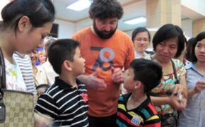 Tác giả “Lão Kẹo gôm” được độc giả nhí săn đón tại Hà Nội