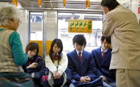 Vì sao người già ở Nhật không được nhường ghế trên tàu điện ngầm?