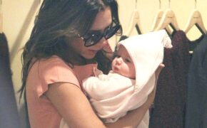 Victoria Beckham liên tục bế con gái nhỏ đi mua sắm