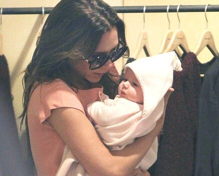 Victoria Beckham liên tục bế con gái nhỏ đi mua sắm