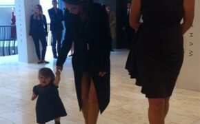 Con gái Vic đã biết đi