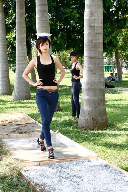 Thí sinh Vietnam Next Top Model đội rổ trái cây trình diễn catwalk - 13