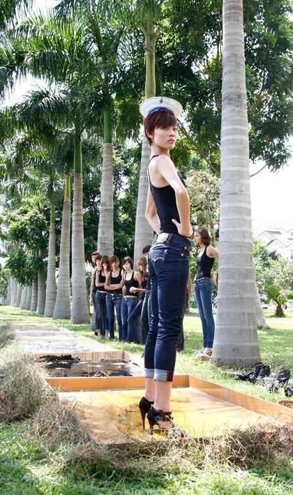 Thí sinh Vietnam Next Top Model đội rổ trái cây trình diễn catwalk - 16