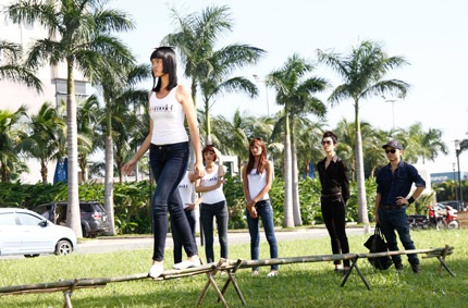 Thí sinh Vietnam Next Top Model đội rổ trái cây trình diễn catwalk - 9