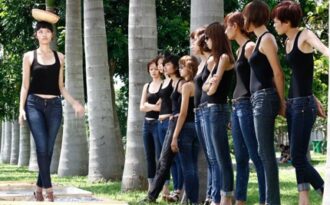 Thí sinh Vietnam Next Top Model đội rổ trái cây trình diễn catwalk