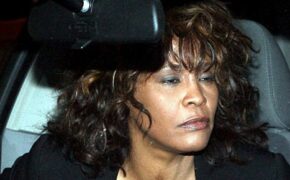 Tìm thấy ma túy trong phòng của Whitney Houston