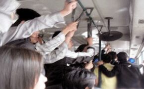 Nữ sinh “khóc thét” vì bị quấy rối trên xe buýt