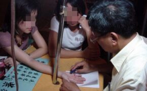 Khi sỹ tử đặt niềm tin “đỗ ĐH” vào…bói toán