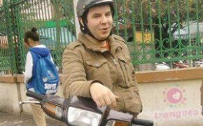 Cư dân mạng “khoái” chàng SV Tây phục vụ xe ôm