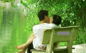 Nổi tiếng bất đắc dĩ vì hớ hênh khi “yêu lộ thiên”