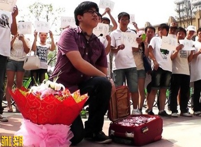 Dùng vali tiền hình trái tim để chinh phục người đẹp