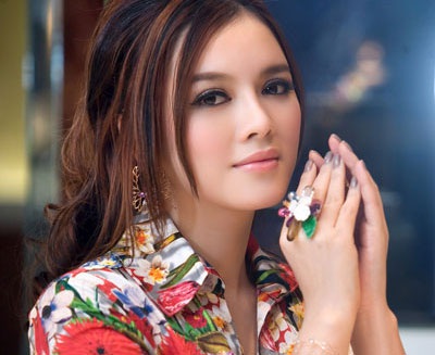 Lý Nhã Kỳ thu hút với vẻ đẹp sang trọng