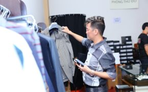 Sao Việt rủ nhau đi mua sắm hàng hiệu giảm giá