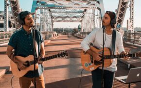 “Lịm tim” nghe hai chàng lãng tử nhóm The Moffatts hát nhạc trữ tình