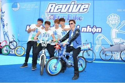 Nhóm 365 bên cạnh bộ sưu tập xe độc của Hành trình đạp xe vui nhộn-Revive Fun Bike