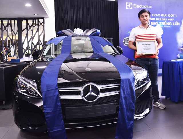  Ngày 17/11/2018, khách hàng Lê Minh Tùng nhận giải vàng-1 chiếc xe Mercedes-Benz C200 (1.390.000 VND đồng/xe) trong đợt 1 của chương trình khuyến mãi “Mua máy giặt ngay, cơ may trúng lớn” từ Electrolux. 