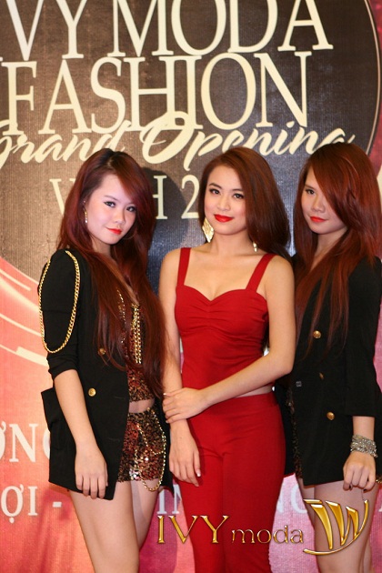 Ca sỹ Hoàng Thùy Linh tới tham dự lễ khai trương cùng IVY Moda