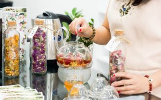 Thưởng thức trà hoa độc đáo giữa Hà thành