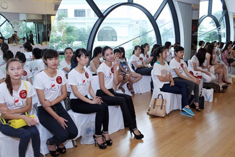 Các thí sinh hồi hộp chờ đợi cho 1 phút trình diễn trên sân khấu casting của Đẹp Fashion Runway