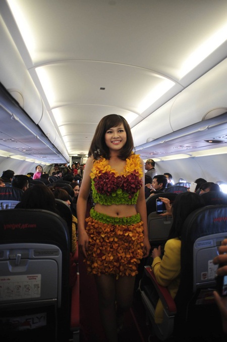 Tham gia trình diễn màn thời trang bikini còn có các tiếp viên xinh đẹp của VietJetAir