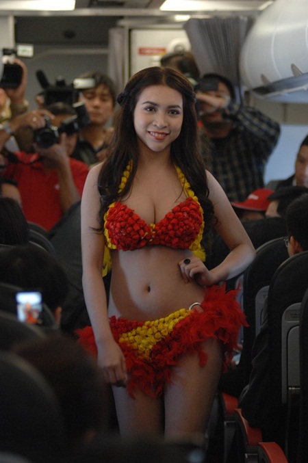 Tham gia trình diễn màn thời trang bikini còn có các tiếp viên xinh đẹp của VietJetAir