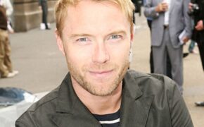 Ronan Keating hát trong chung kết Hoa hậu trái đất