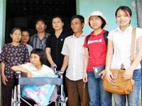 Đôi bạn trẻ và trang web về chất độc da cam