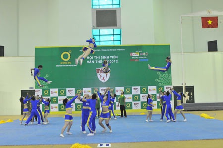 Pha tung người trên không của các cheerleader ĐH KHXH &NV