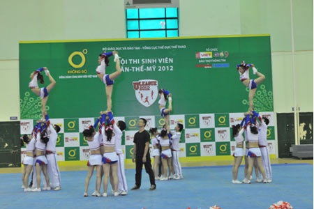 Cheerleader ĐH Ngoại Thương uyển chuyển trên tháp