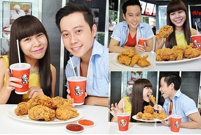 Các bạn trẻ thưởng thức gà giòn và chụp hình tại KFC.