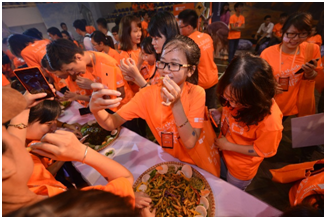 Thử thách YOLO Selfie thu hút hơn hàng ngàn bạn trẻ cả nước - 6 Thử thách độc đáo và “kinh dị” nhất của cuộc thi: Ăn côn trùng