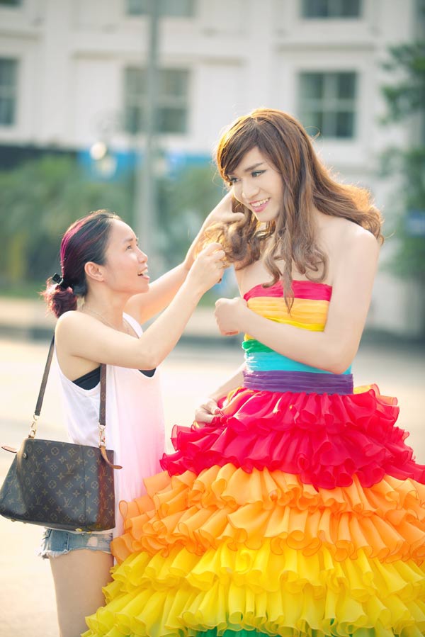 Lưu Thiên Hương tái hợp DJ SlimV trong show Happy Color - 4 Nhà thiết kế Caroll Trần chỉnh trang phục cho nghệ sỹ BB Trần
