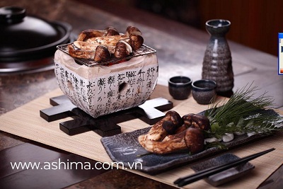 Biến tấu từ Cá hồi fillet cuộn nấm Matsutake rồi đem nướng sốt Teriyaki thơm ngọt, món