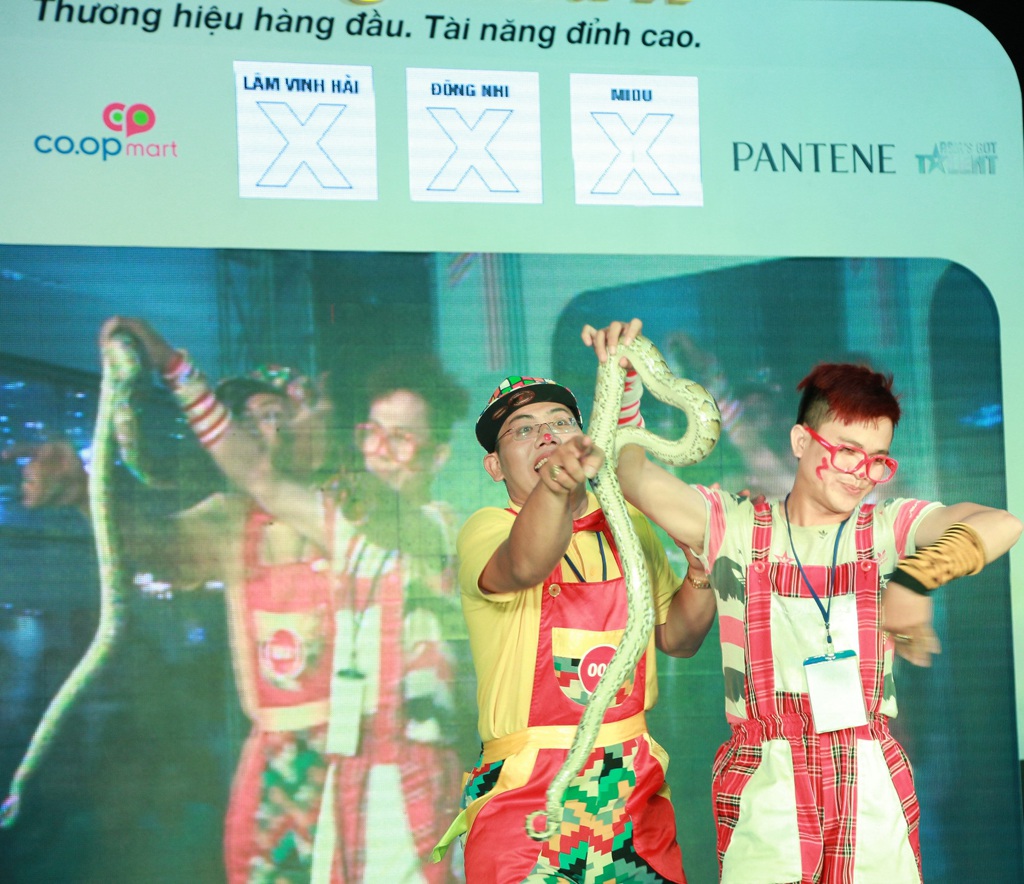 Các chàng hề nhóm Nguyễn Phạm Minh Trí mang đến một màu sắc lạ