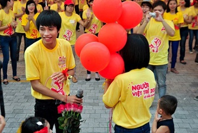 Những màn tỏ tình “ồn ào” còn truyền cảm hứng và niềm vui đến những “khán giả” xung quanh.