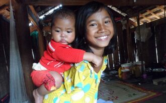 Nghị lực phi thường của cô bé từng là “con ma không tay”