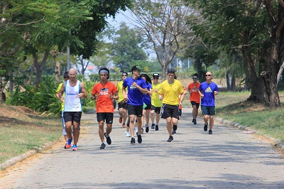 30 phút chạy bộ mỗi ngày sẽ giúp bạn giữ sức khỏe và tinh thần sảng khoái.