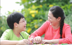 MC Quỳnh Hương: Dạy con lòng nhân ái cùng “Vé tết đoàn viên”