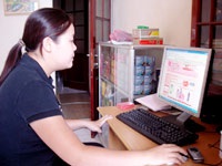 Cô gái bán bao cao su online