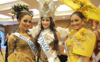 Trúc Diễm rạng rỡ trong trang phục truyền thống